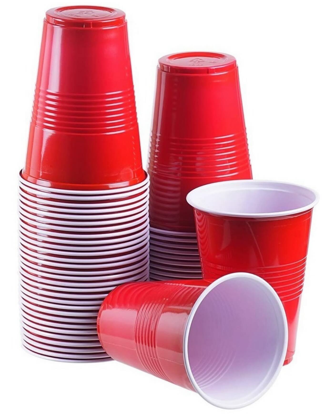 Vasos rojos de fiesta